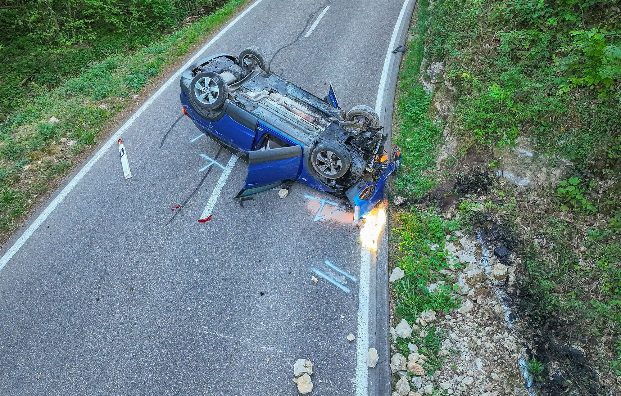 44-Jähriger verliert Kontrolle: Opel überschlägt sich bei Arboldswil – zwei Verletzte — image 1