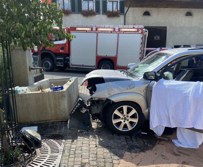 Schwerer Autounfall mit zwei Verletzten in Wahlen bei Laufen - Prime News